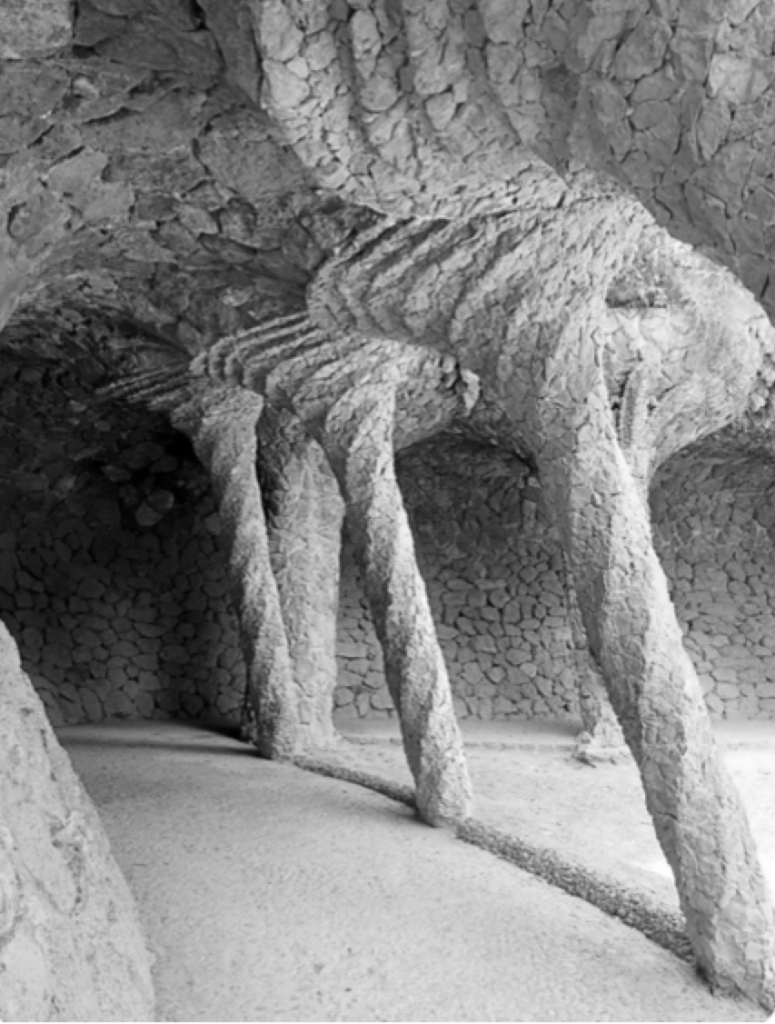 Park Güell : colonnes d’un viaduc couvert. Photographie actuelle.