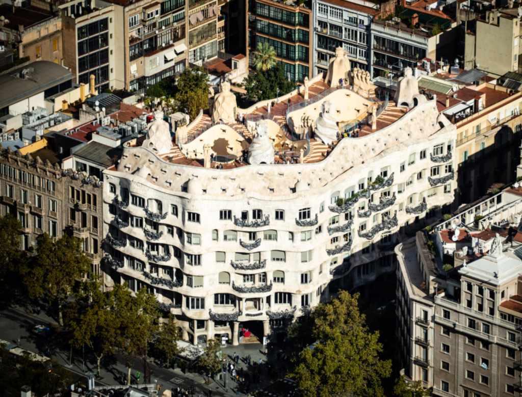 Casa Mila (La Pedrera) : Vue aérienne de la façade et toit de la Casa Milá